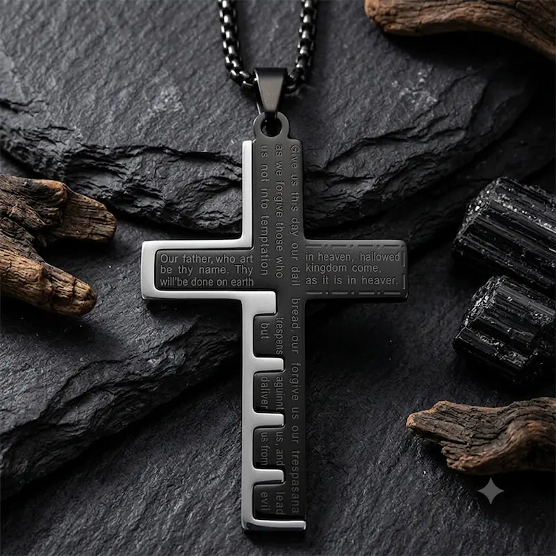 Cruz del Padre Nuestro Élite Luxe en acero inoxidable 316L color negro, con diseño grabado y acabado moderno premium para hombre.