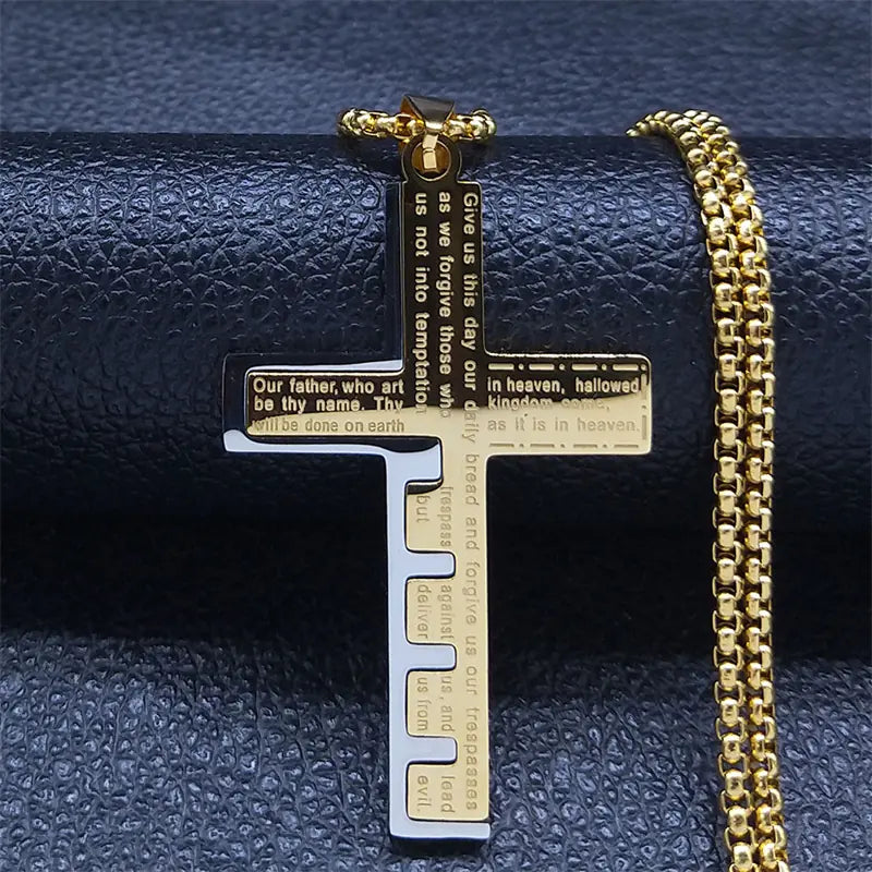 Detalle en alta definición de la Collar Cruz Premium Grabada para hombre en acero inoxidable 316L color oro, mostrando el grabado de la oración con acabado de alta precisión. Collar masculino que simboliza la fortaleza y la elegancia, ideal para caballeros en México. Métodos de pago seguros aceptados por Élite Luxe Store México: Visa, Mastercard, American Express, PayPal, Apple Pay y Google Pay.