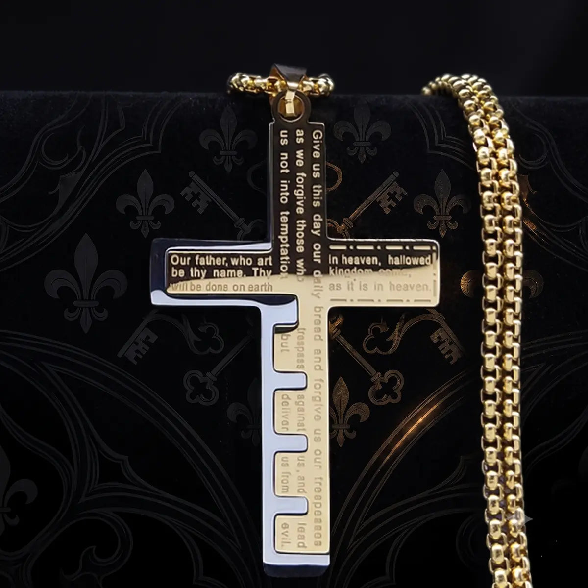Collar Cruz Premium de Élite Luxe para hombre en acero inoxidable 316L color plata. Joya masculina premium inspirada en la fe que refleja elegancia, fortaleza y confianza para caballeros en México.